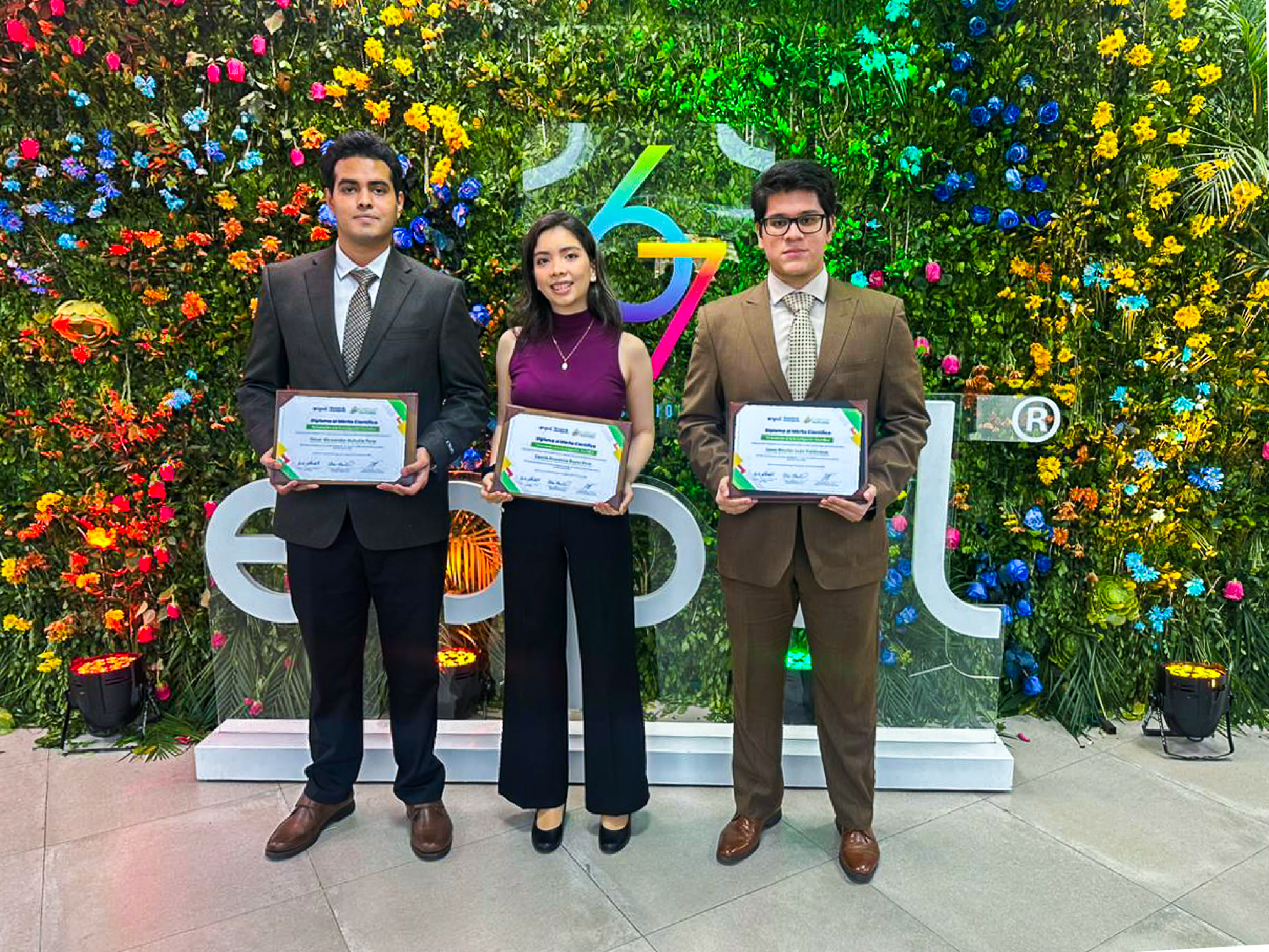 Estudiantes César Aulestia, Camila Reyes, Isaac León FIMCP ESPOL Cuartiles Mayores 2025