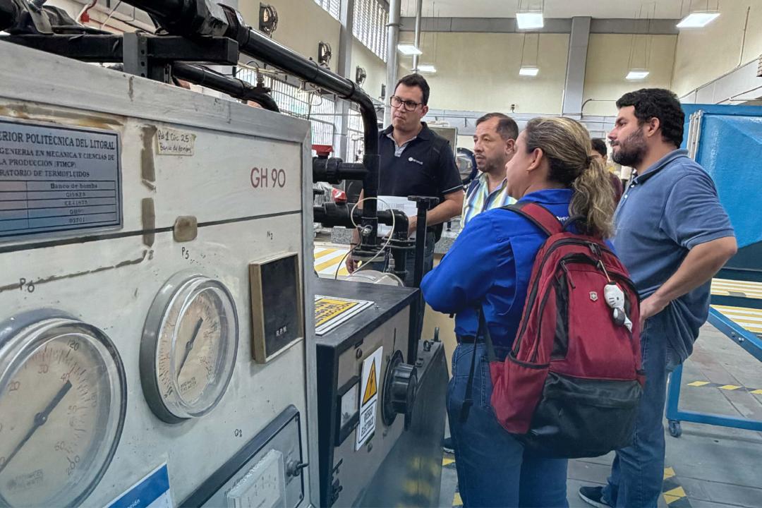 Gabriela Pachay y comitiva de Hivimar visitando laboratorios de FIMCP