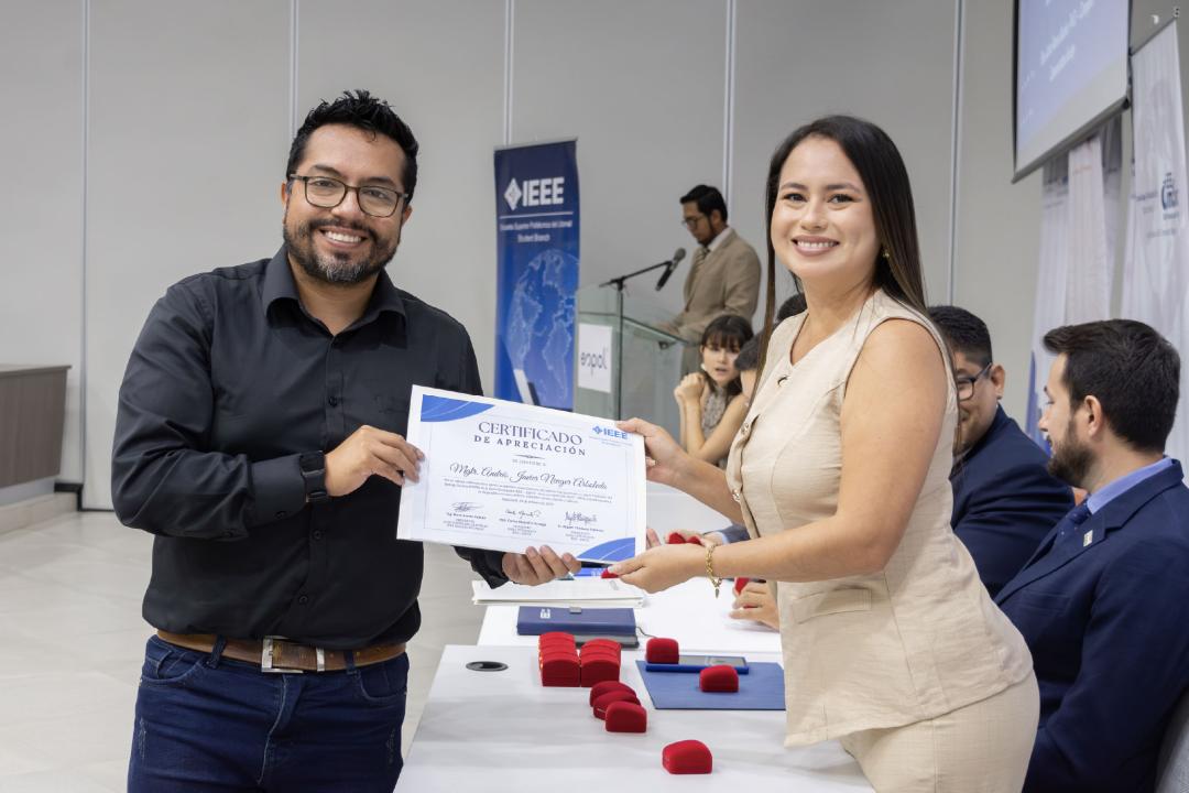 Andrés Nenger recibió un reconocimiento por ser Advisor del Capítulo EMBS de la Rama Estudiantil IEEE ESPOL