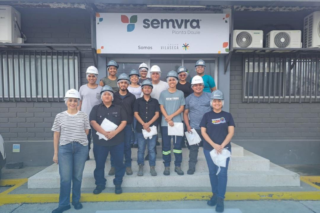 Estudiantes de Ingeniería en Alimentos frente a la puerta de entrada a la planta se SEMVRA, durante el SEMVRATÓN 2026