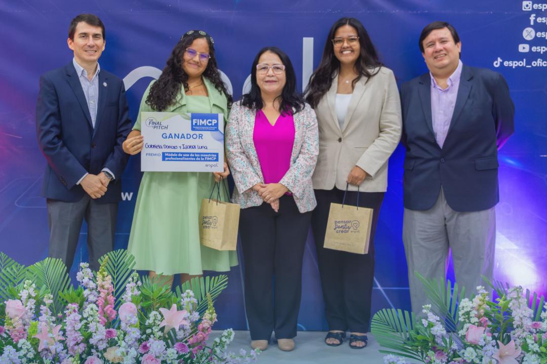 Decano de FIMCP, Rómulo Salazar González, Ph. D., junto a las estudiantes de la Carrera de Ingeniería en Mecatrónica, ganadoras de The Final Pitch, Isabel Luna y Gabriela Donoso, Paola Romero, Vicerrectora y Marcos Buestán, Decano de Grado.