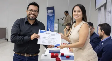 Andrés Nenger recibió un reconocimiento por ser Advisor del Capítulo EMBS de la Rama Estudiantil IEEE ESPOL © Fotografía: Daniela Pérez Zambrano